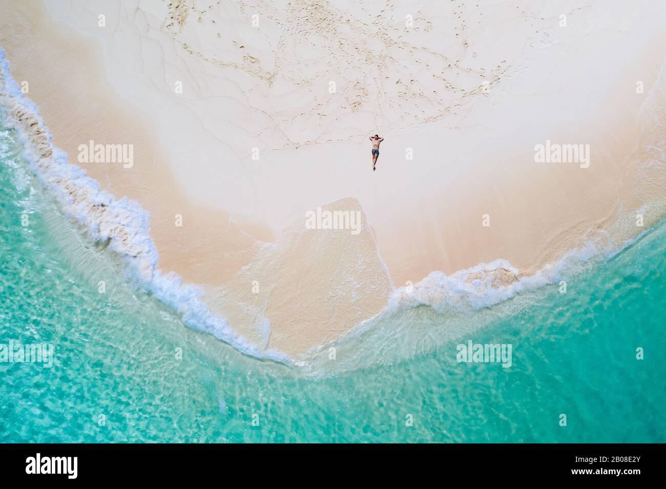 Daku isola vista dal cielo. Uomo rilassante prendere il sole sulla spiaggia.shot preso con drone sopra la bella scena. Concetto di viaggio, natura, Foto Stock