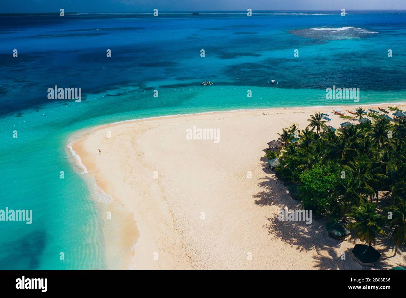 Daku isola vista dal cielo. Uomo rilassante prendere il sole sulla spiaggia.shot preso con drone sopra la bella scena. Concetto di viaggio, natura, Foto Stock