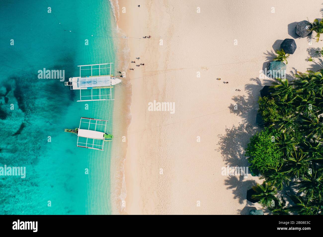 Daku isola vista dal cielo. Uomo rilassante prendere il sole sulla spiaggia.shot preso con drone sopra la bella scena. Concetto di viaggio, natura, Foto Stock
