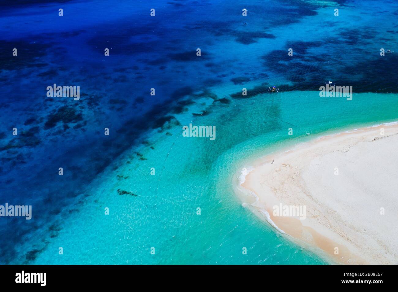Daku isola vista dal cielo. Uomo rilassante prendere il sole sulla spiaggia.shot preso con drone sopra la bella scena. Concetto di viaggio, natura, Foto Stock
