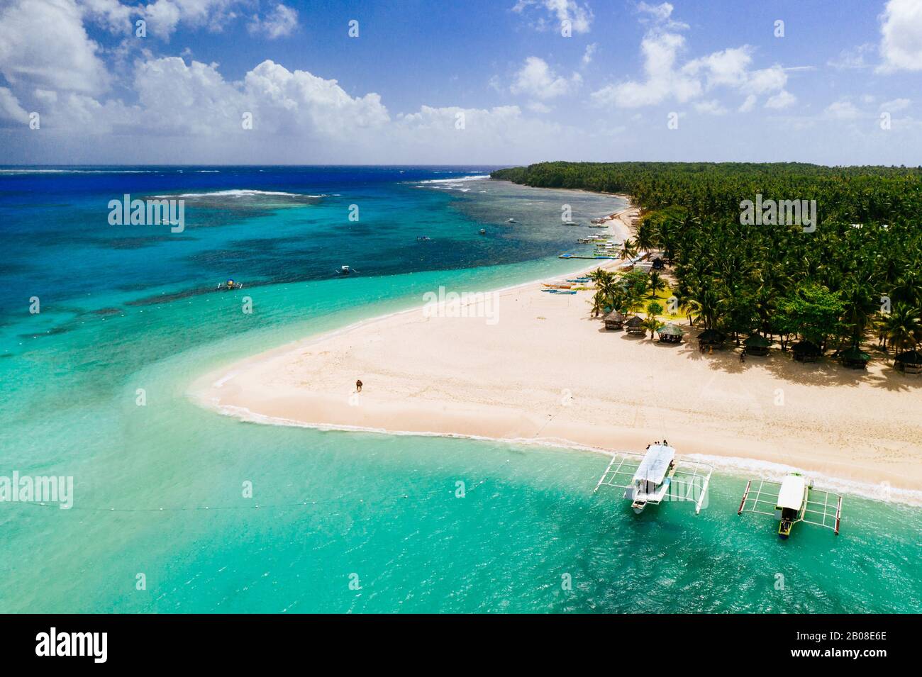 Daku isola vista dal cielo. Uomo rilassante prendere il sole sulla spiaggia.shot preso con drone sopra la bella scena. Concetto di viaggio, natura, Foto Stock