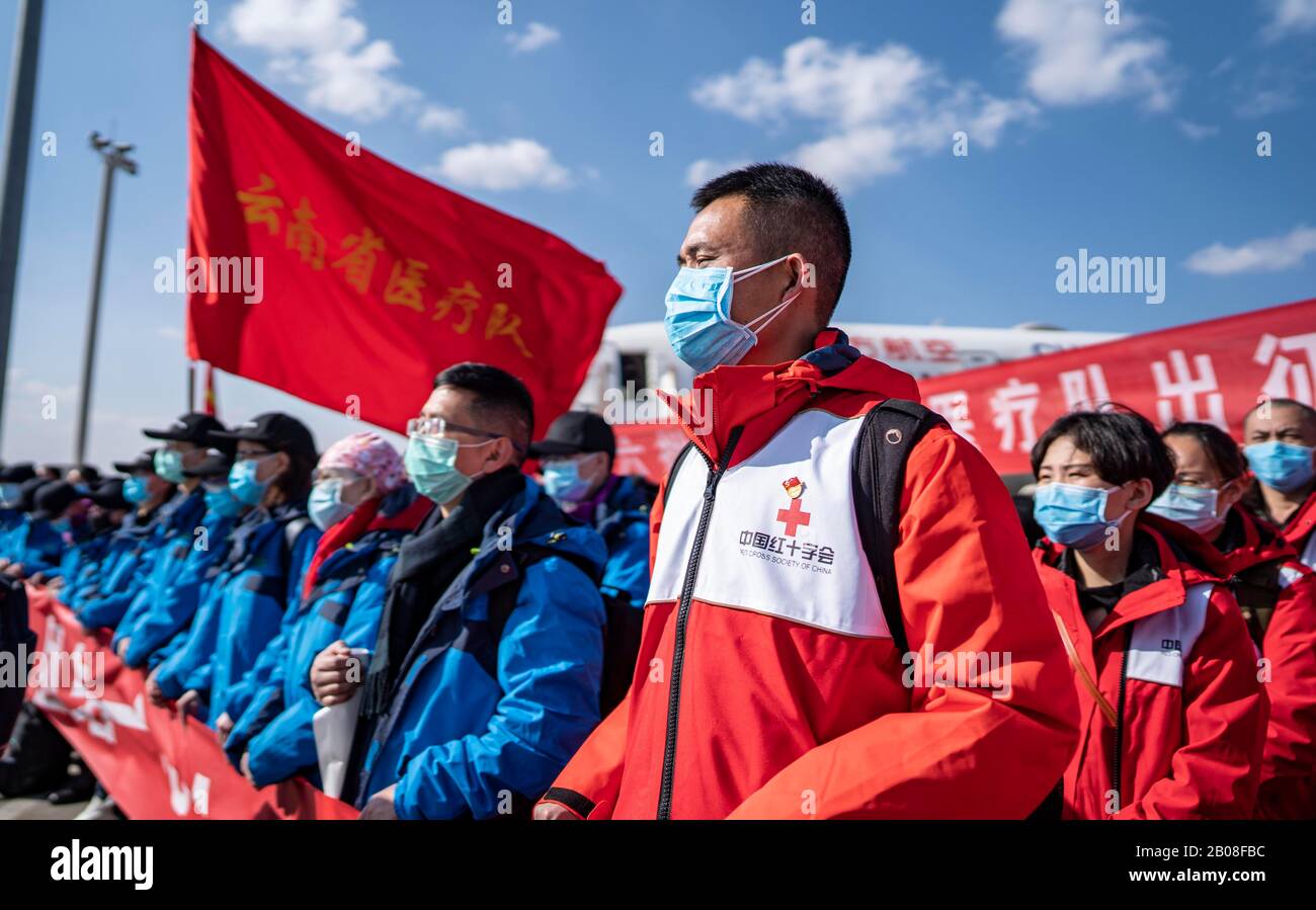 (200219) -- KUNMING, 19 febbraio 2020 (Xinhua) -- i membri del team medico partecipano ad una cerimonia prima di partire per la provincia di Hubei all'Aeroporto Internazionale di Changshui a Kunming, capitale della provincia di Yunnan nella Cina sudoccidentale, 19 febbraio 2020. La 6th partita di circa 150 medici della provincia di Yunnan partì mercoledì alla provincia di Hubei per aiutare il nuovo coronavirus a controllare gli sforzi lì. (Xinhua/Jiang Wenyao) Foto Stock