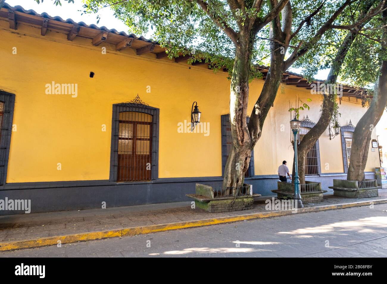 Un colorato edificio in stile coloniale nel quartiere storico centrale di Coatepec, nello stato di Veracruz, Messico. Foto Stock