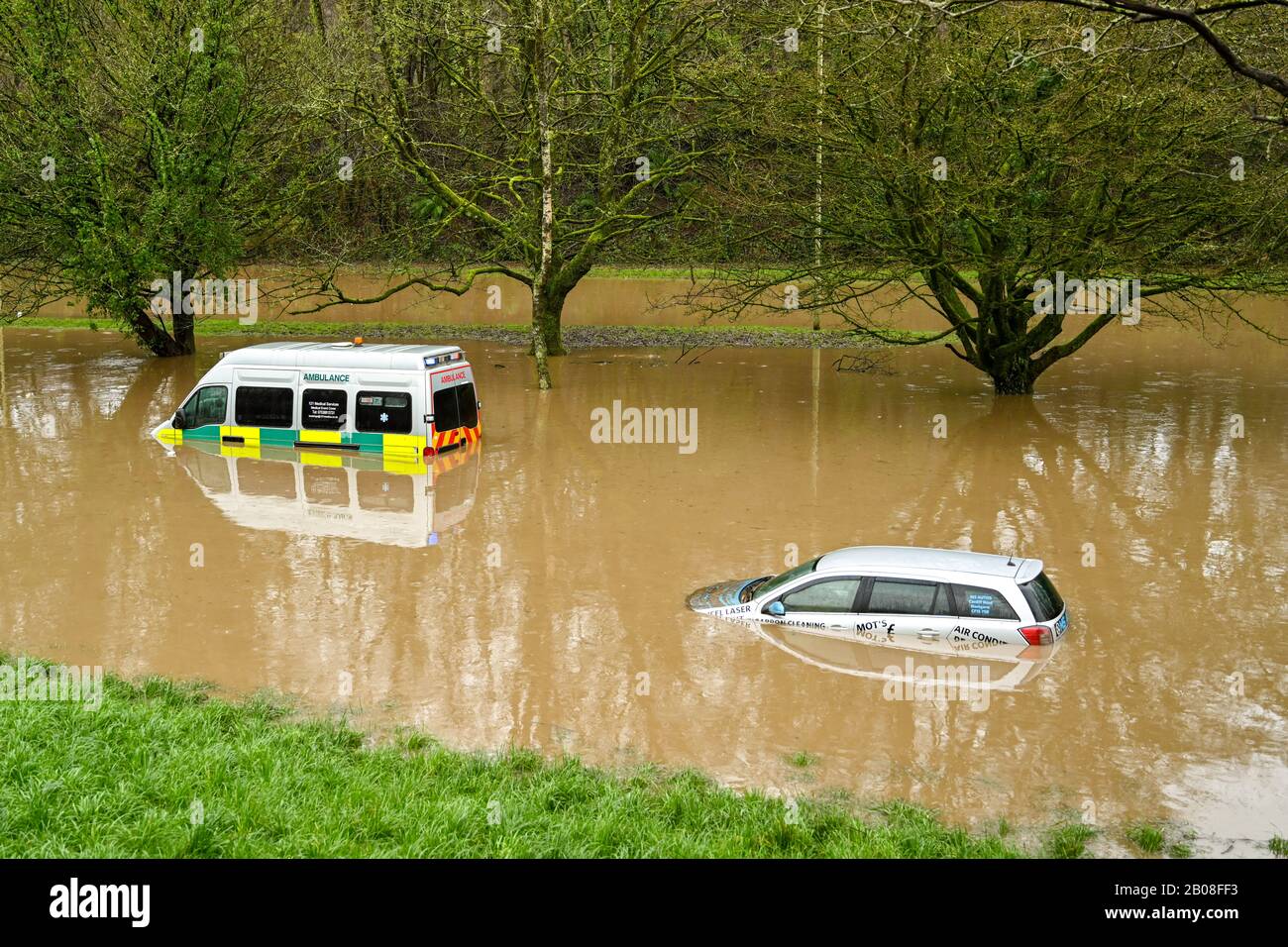 Nantgarw, VICINO CARDIFF, GALLES - FEBBRAIO 2020: Auto e un'ambulanza sommerse in acque meteoriche dopo che il fiume Taff ha fatto scoppiare le sue banche vicino Cardiff. Foto Stock