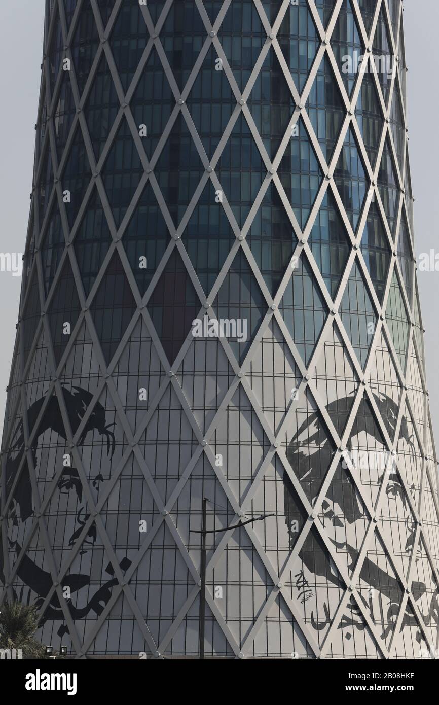 La faccia di Tamim bin Hamad al Thani sulla facciata di un edificio a Doha, in Qatar, il 16 ottobre 2019. Foto Stock