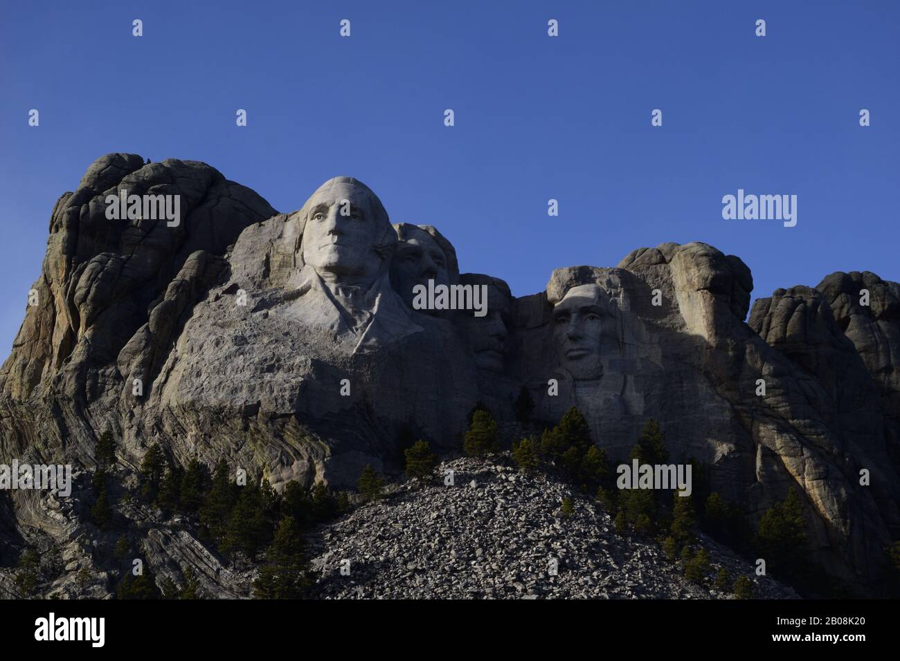 Vista Ad Angolo Basso Del Majestic Mt. Rushmore Contro Clear Sky Foto Stock