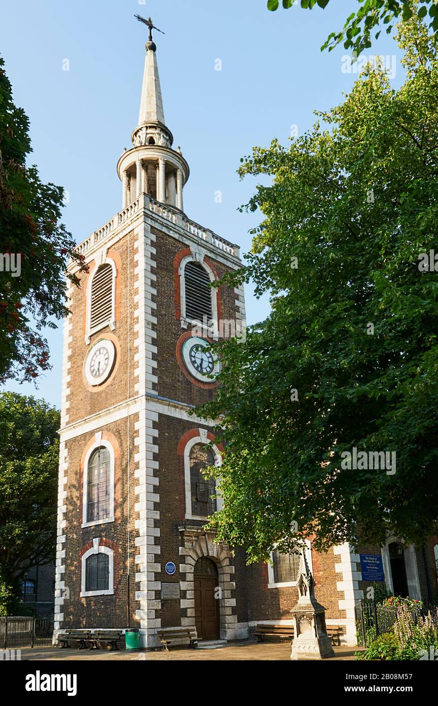 La torre della chiesa di St Mary del 18th secolo a Rotherhithe, in Southwark, Londra del sud Regno Unito Foto Stock