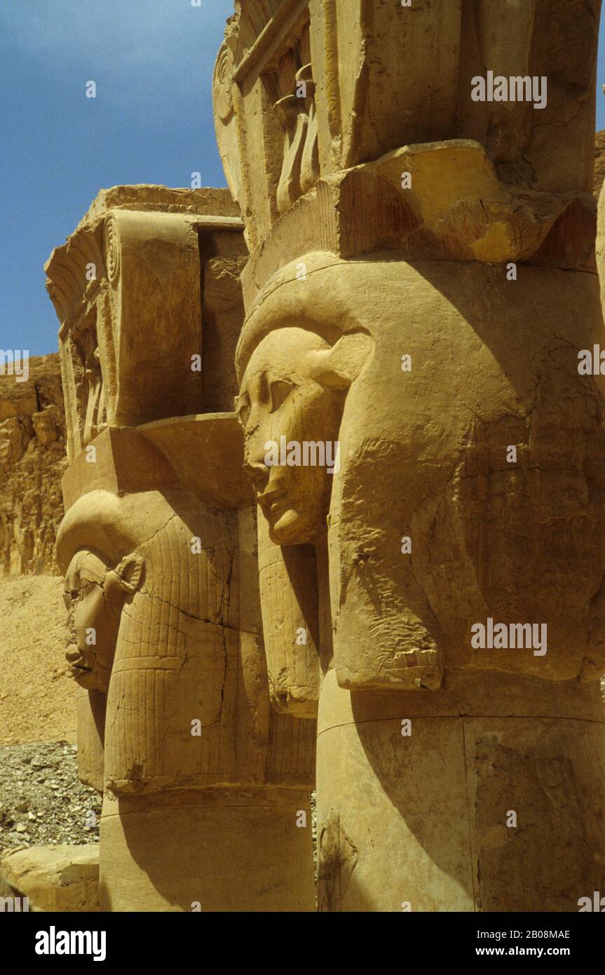 EGITTO, VICINO LUXOR, DEIR EL-BAHRI, TEMPIO DELLA REGINA HATSHEPSUT, ANTICHE STATUE EGIZIANE Foto Stock