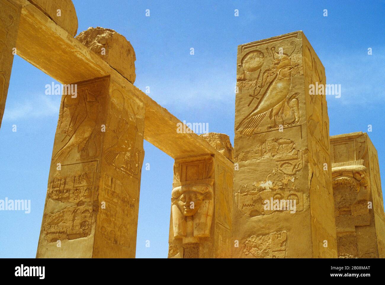 EGITTO, VICINO LUXOR, DEIR EL-BAHRI, TEMPIO DELLA REGINA HATSHEPSUT, ANTICHE STATUE EGIZIANE Foto Stock