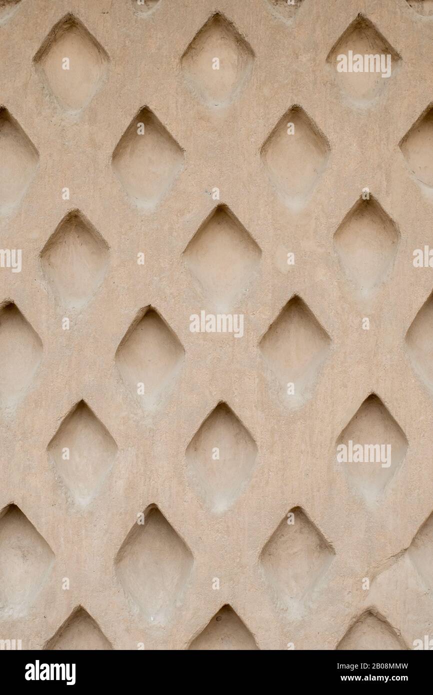 Sculture e rilievi della cultura dei Chimu pre-Inca nelle mura di adobe del sito del patrimonio mondiale di Chan Chan vicino a Trujillo nel nord del Perù Foto Stock