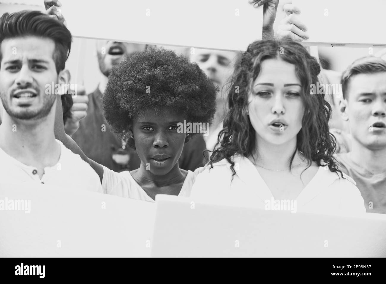 Manifestazione pubblica sulla strada contro i problemi sociali e i diritti umani. Gruppo di persone multietniche che fanno protesta pubblica Foto Stock