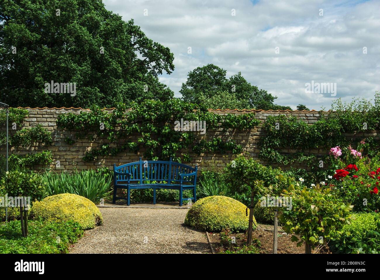 Un giardino inglese formale in estate al Grimsthorpe Castle, Lincolnshire, Regno Unito Foto Stock