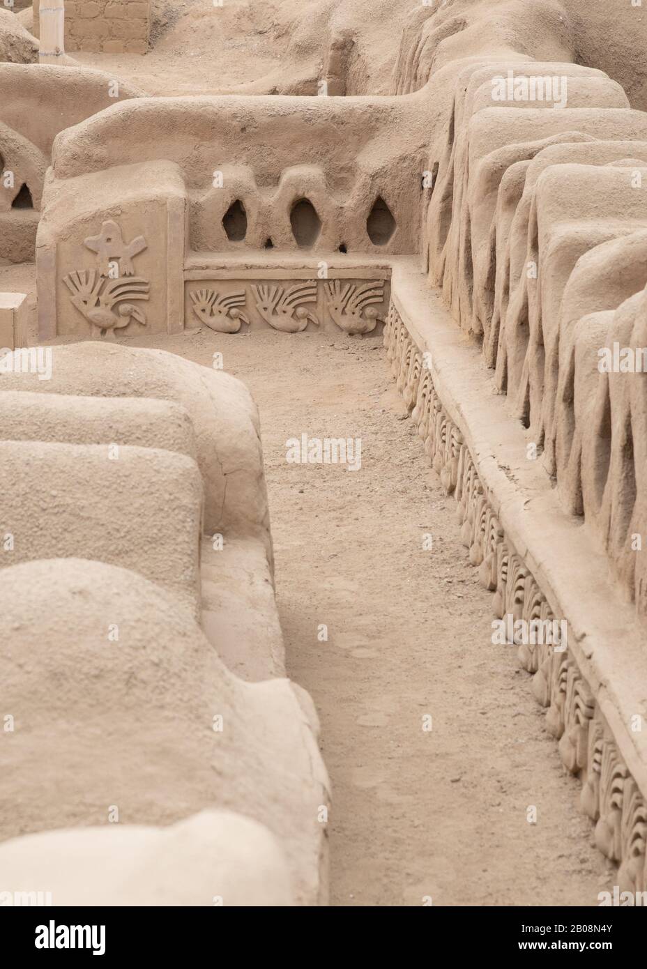 Rilievi di pellicani della cultura pre-inca Chimu nelle mura di adobe del sito patrimonio mondiale Chan Chan Chan vicino Trujillo nel nord del Perù Foto Stock