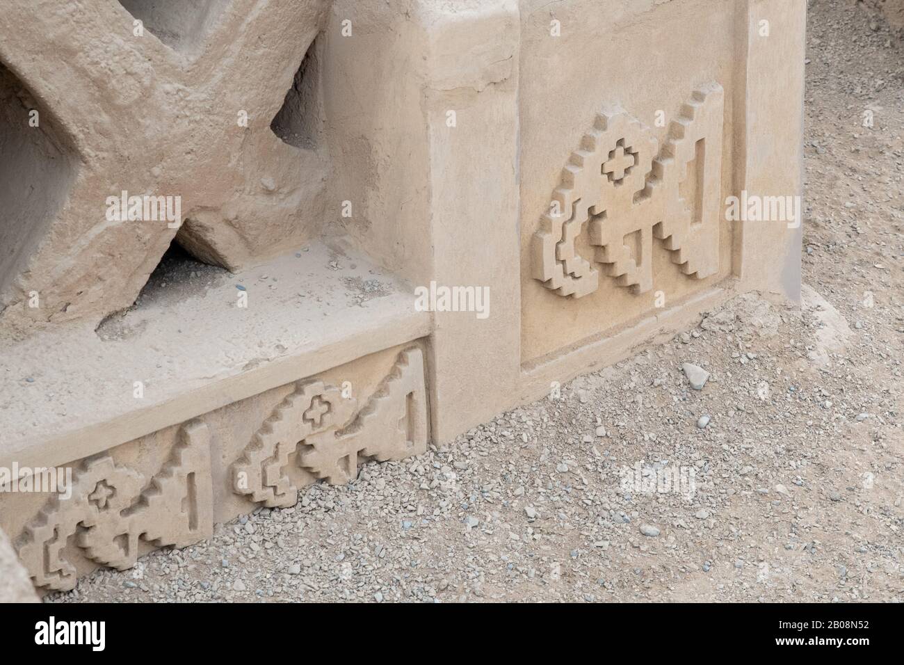 Rilievi di pellicani della cultura pre-inca Chimu nelle mura di adobe del sito patrimonio mondiale Chan Chan Chan vicino Trujillo nel nord del Perù Foto Stock