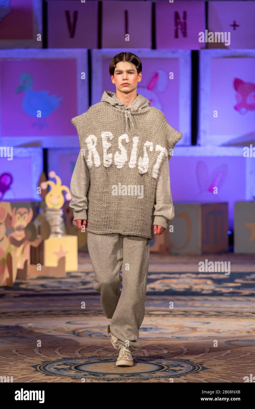 VIN e Omi London Fashion Week Resistono allo spettacolo AW20. Abbigliamento  ecologico realizzato in tessuto riciclato. Modello maschio con maglieria  grigia. Resistete allo slogan Foto stock - Alamy