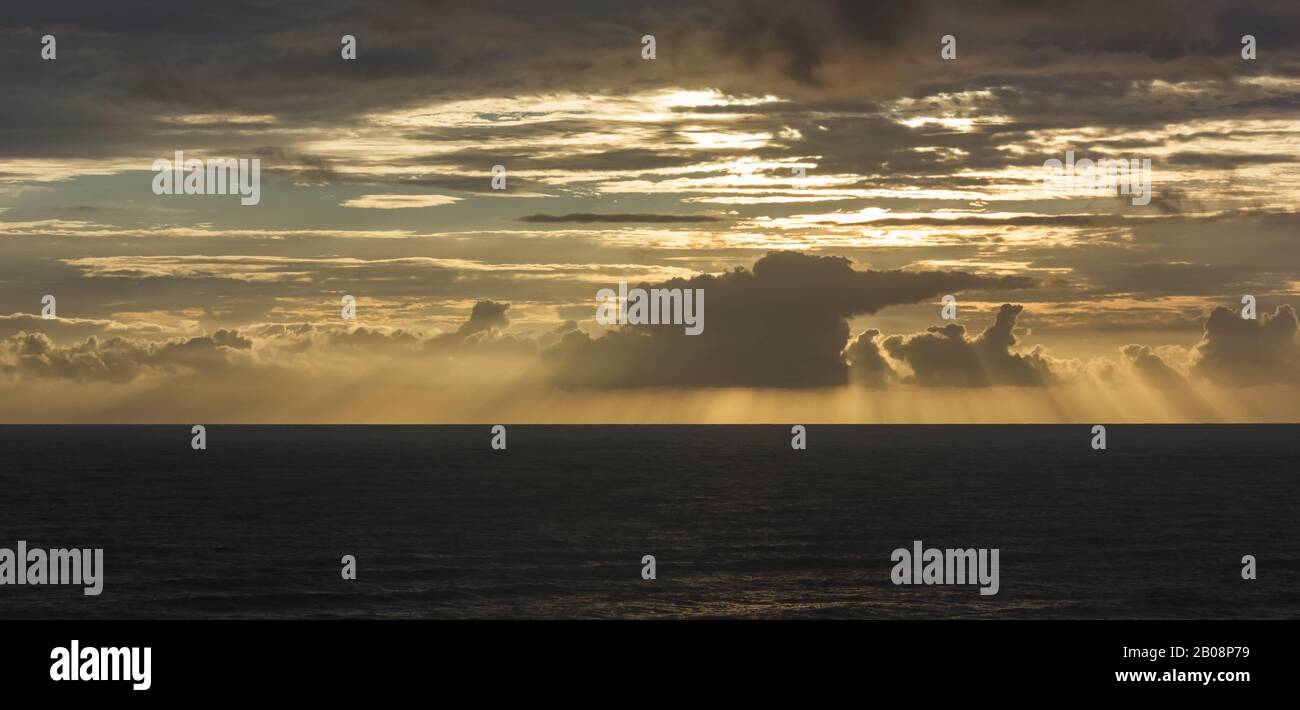 Luce solare diffusa attraverso le nuvole sopra il mare sulla costa del villaggio di Gokarna a Karnataka, India. Foto Stock