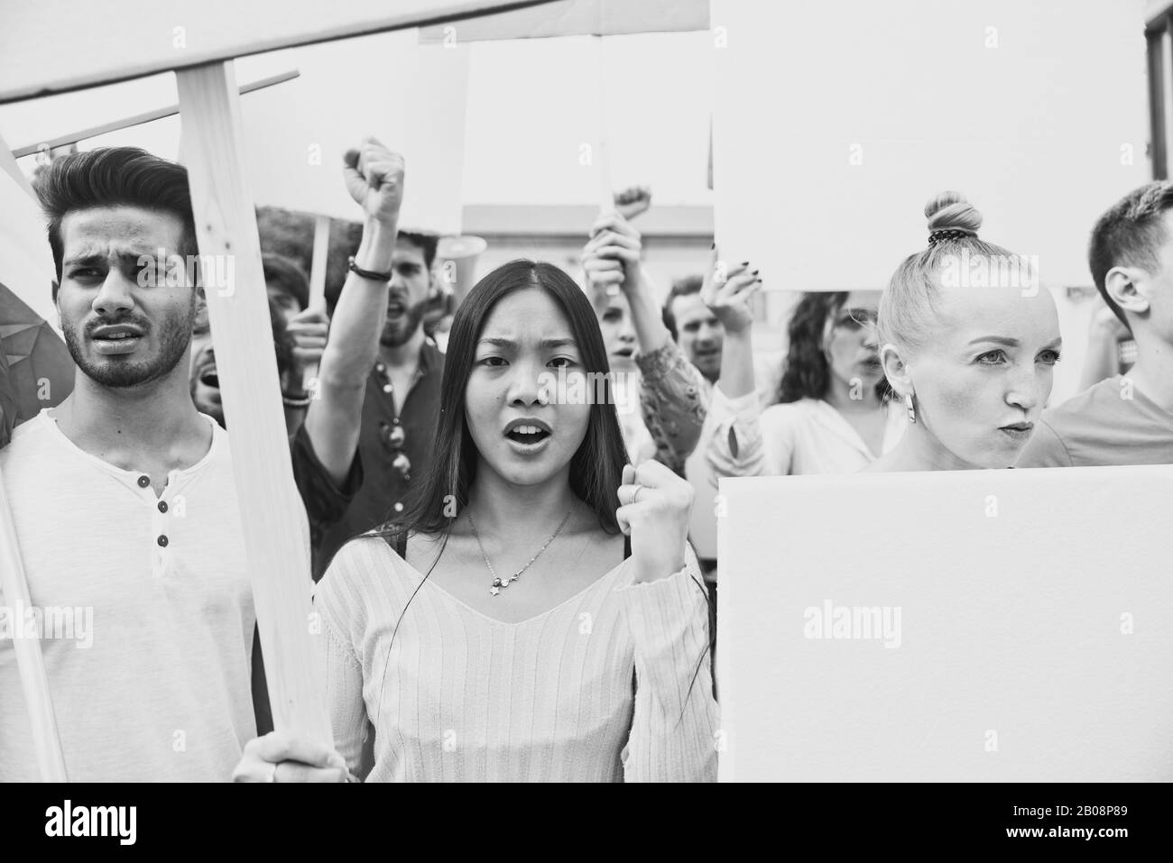 Manifestazione pubblica sulla strada contro i problemi sociali e i diritti umani. Gruppo di persone multietniche che fanno protesta pubblica Foto Stock
