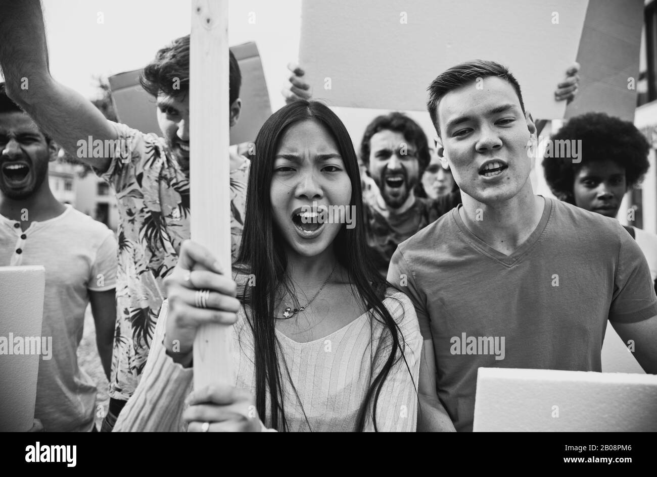 Manifestazione pubblica sulla strada contro i problemi sociali e i diritti umani. Gruppo di persone multietniche che fanno protesta pubblica Foto Stock
