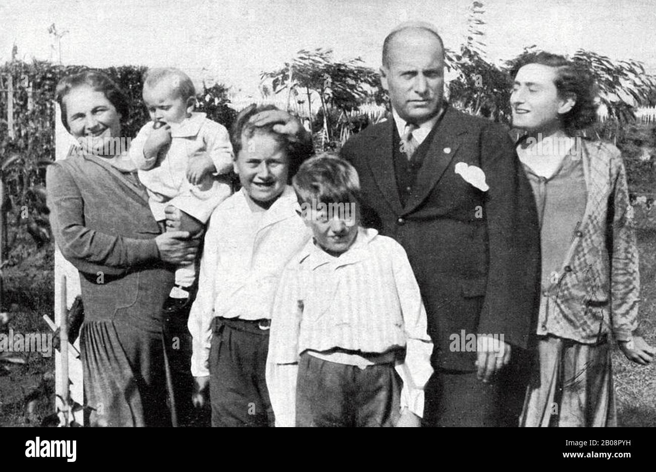 Benito MUSSOLINI (1883-1945) dittatore italiano con sua moglie Rachele a destra e la sua legittima famiglia verso il 1929 Foto Stock