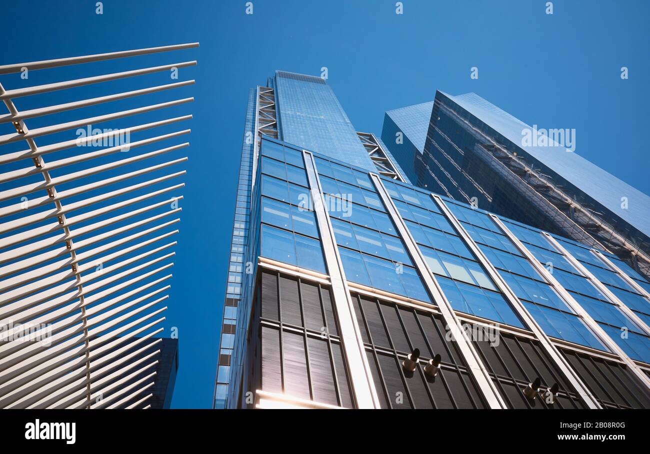 New York, USA - 05 luglio 2018: World Trade Center Complex con Oculus Ribs (WTC Transportation Hub) contro il cielo blu. Foto Stock