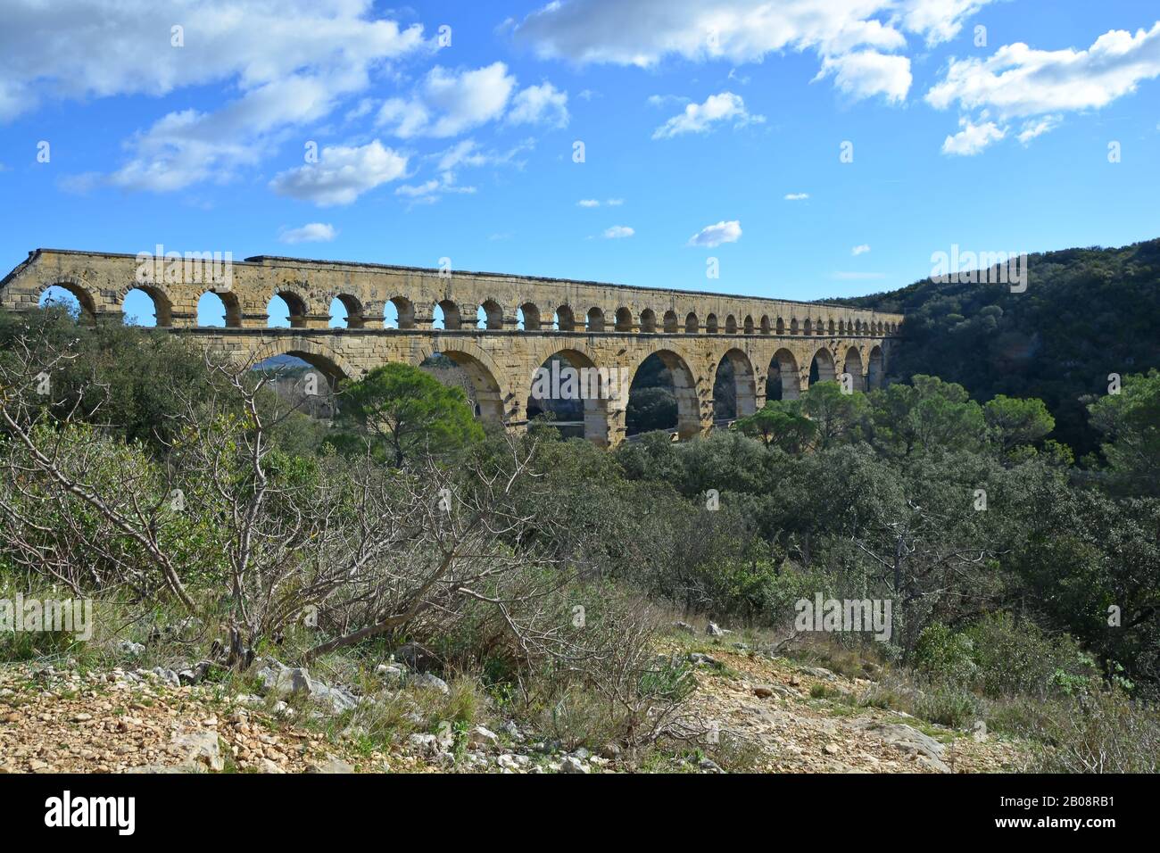 L'antico acquedotto romano Pont du Gard e il ponte viadotto, il più alto di tutti gli antichi ponti romani, vicino a Nimes nel sud della Francia Foto Stock