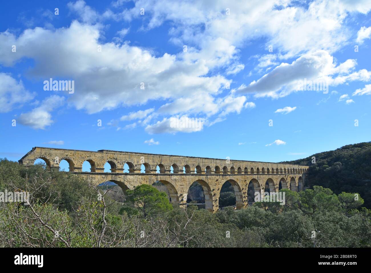 L'antico acquedotto romano Pont du Gard e il ponte viadotto, il più alto di tutti gli antichi ponti romani, vicino a Nimes nel sud della Francia Foto Stock