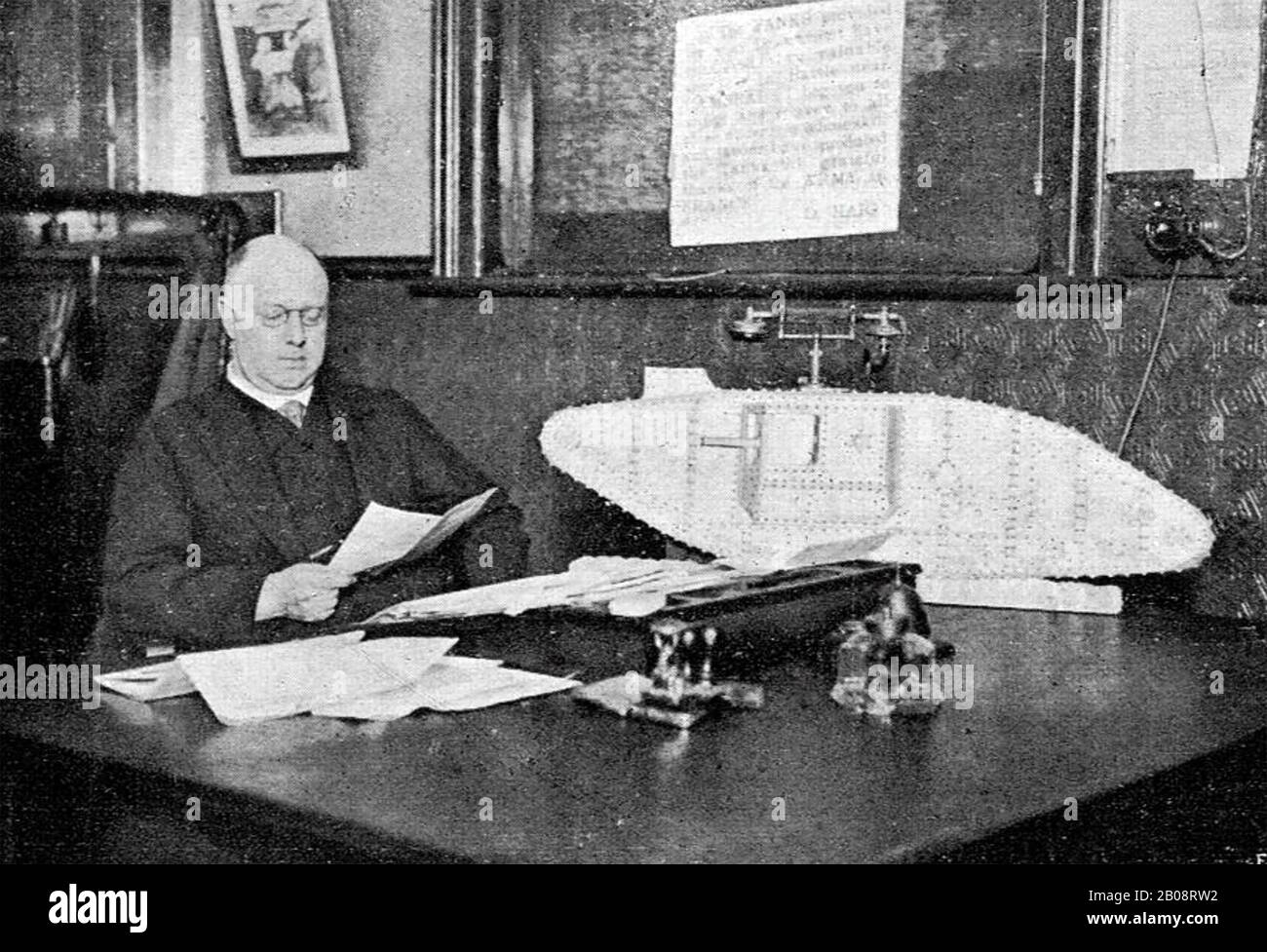 William TRITTON (1875-1946) ingegnere agricolo inglese e sviluppatore congiunto del primo serbatoio mostrato qui con un taglio del suo 1917 Mark IV Foto Stock