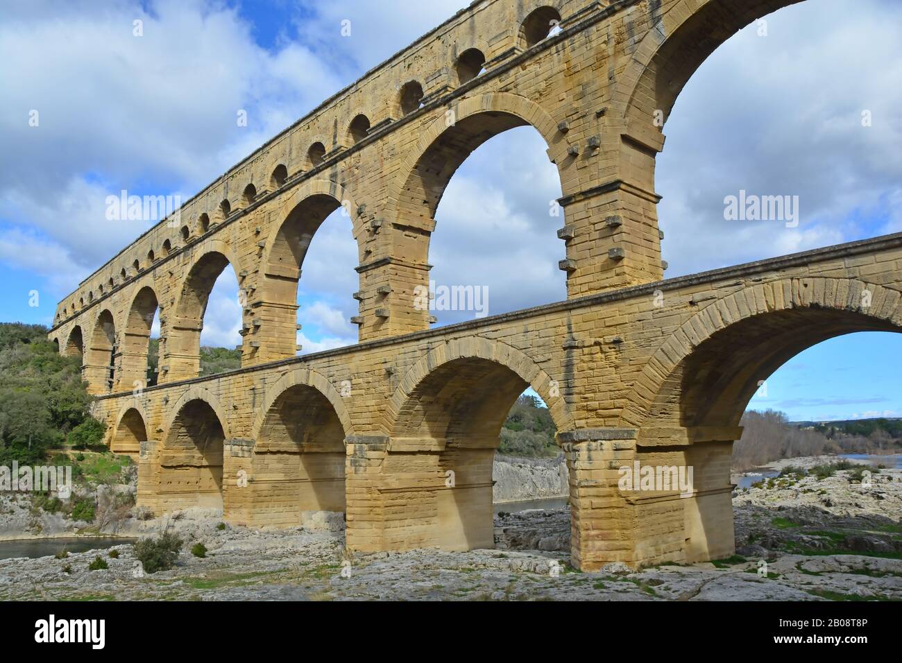 L'antico acquedotto romano Pont du Gard e il ponte viadotto, il più alto di tutti gli antichi ponti romani, vicino a Nimes nel sud della Francia Foto Stock