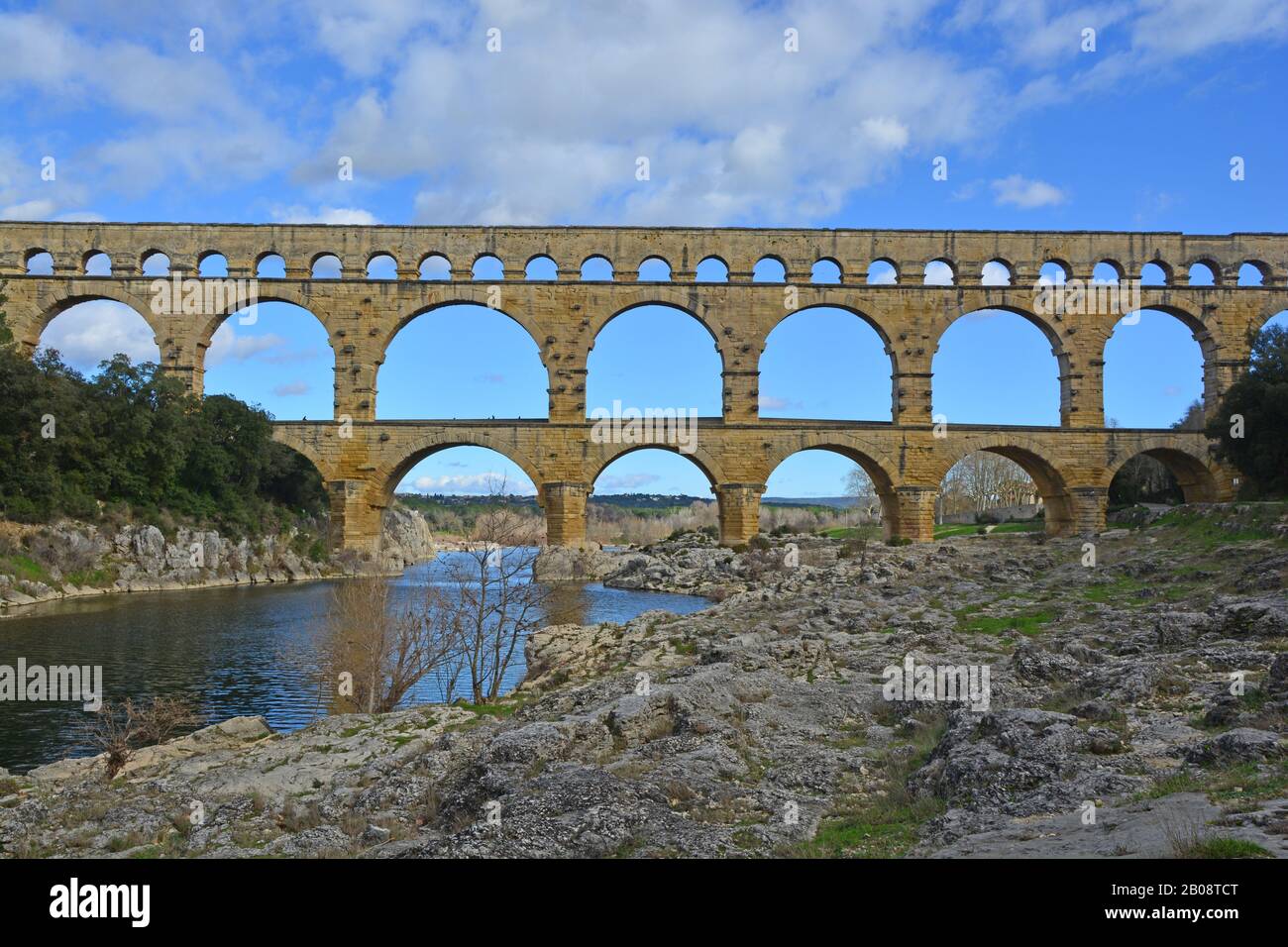 L'antico acquedotto romano Pont du Gard e il ponte viadotto, il più alto di tutti gli antichi ponti romani, vicino a Nimes nel sud della Francia Foto Stock