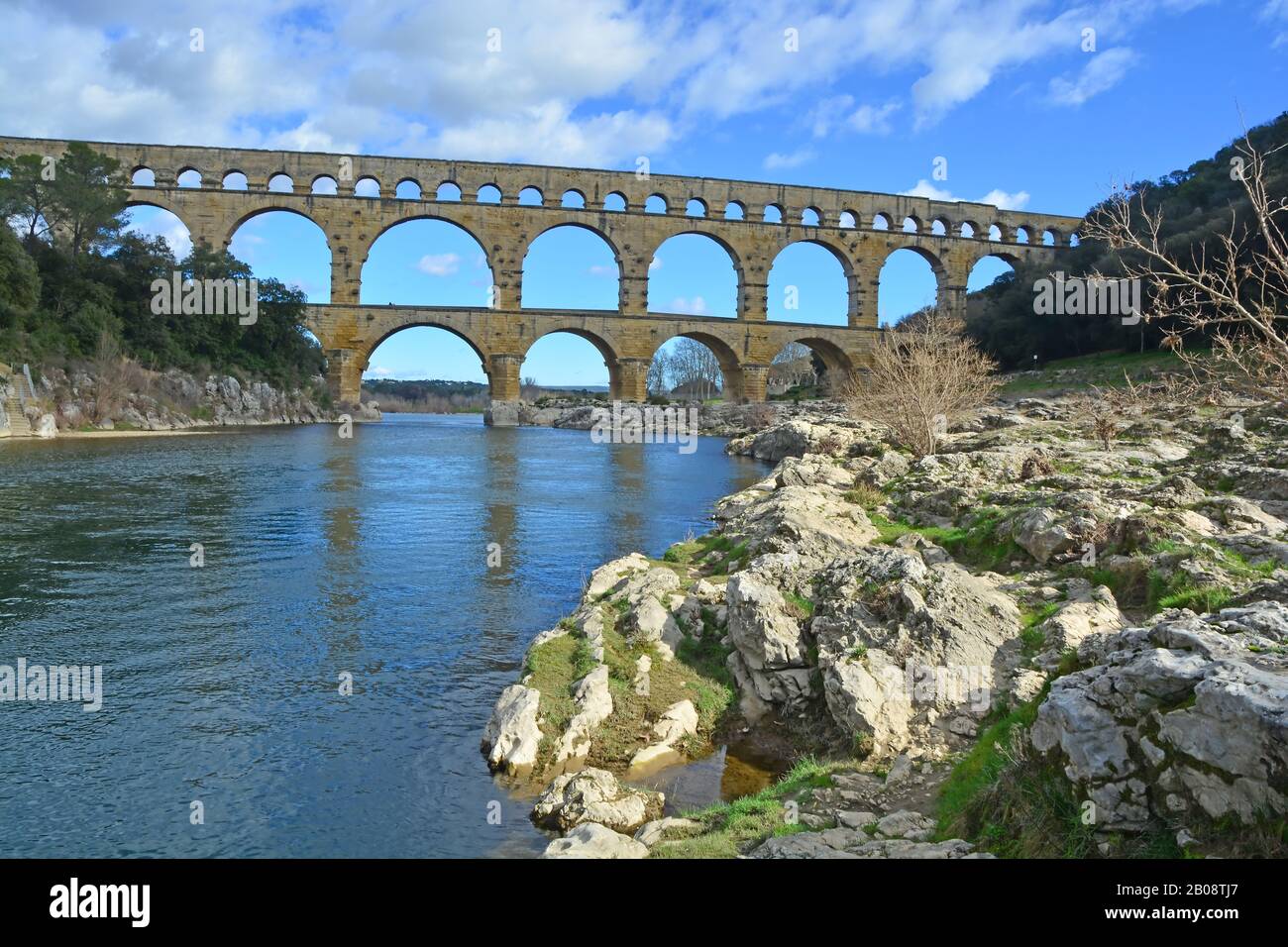 L'antico acquedotto romano Pont du Gard e il viadotto ponte sul fiume Gardon, il più alto di tutti gli antichi ponti romani, vicino a Nimes nel sud Foto Stock