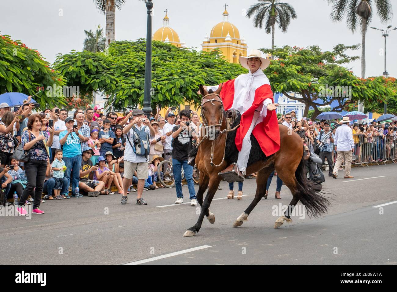Chalán a cavallo che intratterrà la folla nella piazza principale alla sfilata del festival di danza Marinera a Trujillo in Perù Foto Stock