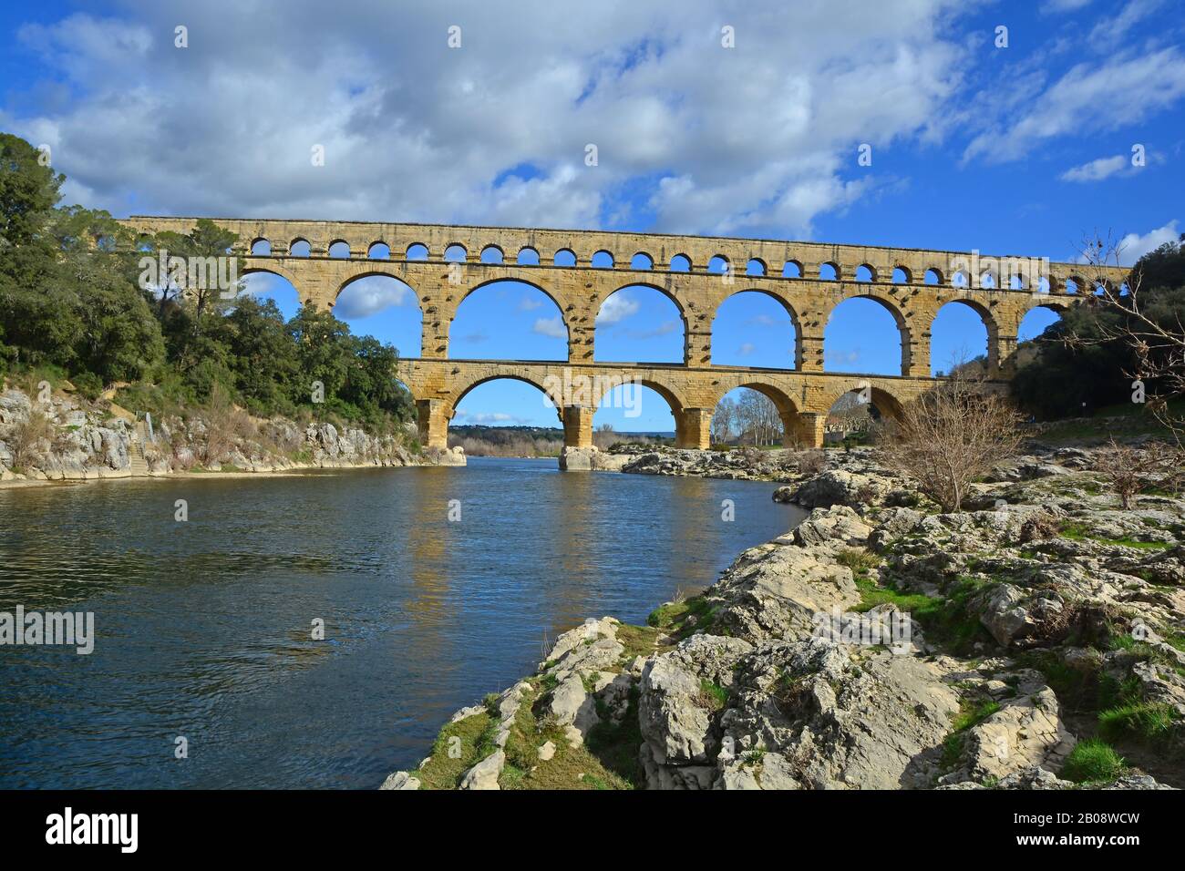 L'antico acquedotto romano Pont du Gard e il viadotto ponte sul fiume Gardon, il più alto di tutti gli antichi ponti romani, vicino a Nimes nel sud Foto Stock