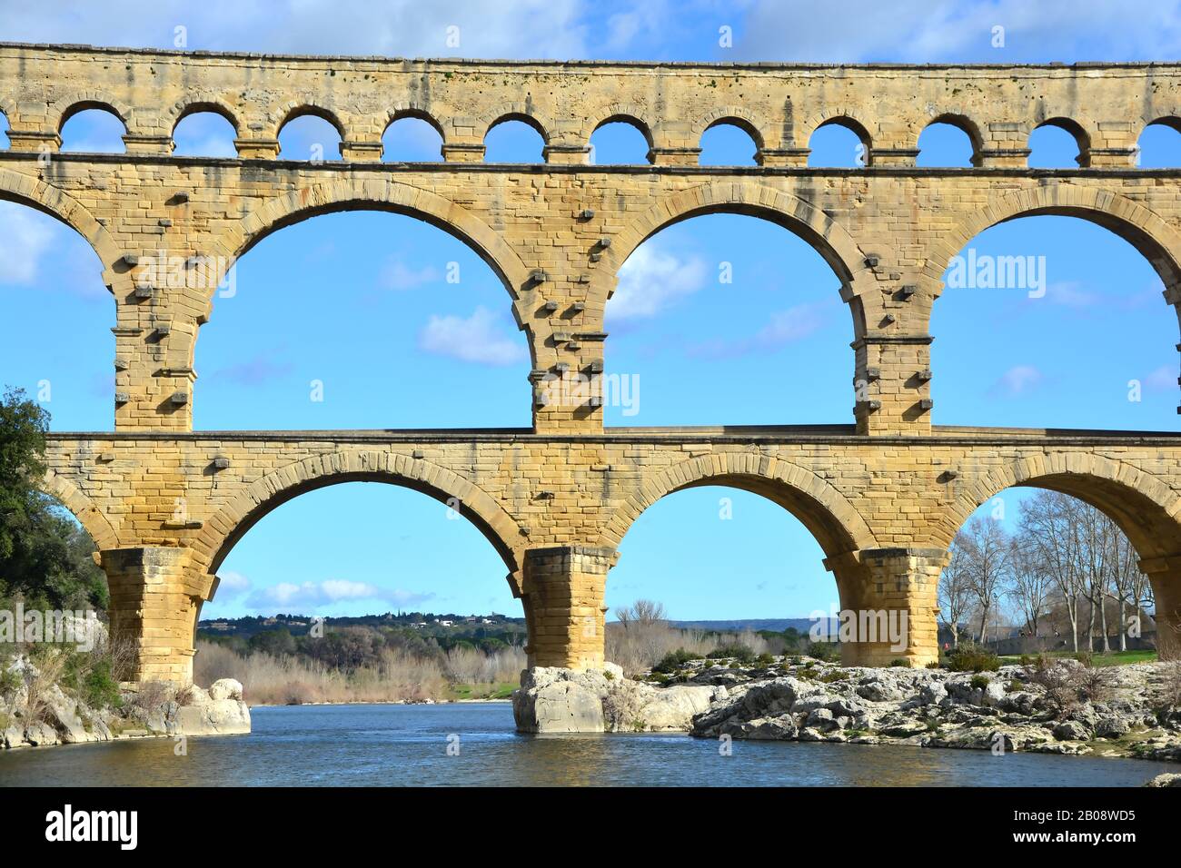 L'antico acquedotto romano Pont du Gard e il viadotto ponte sul fiume Gardon, il più alto di tutti gli antichi ponti romani, vicino a Nimes nel sud Foto Stock