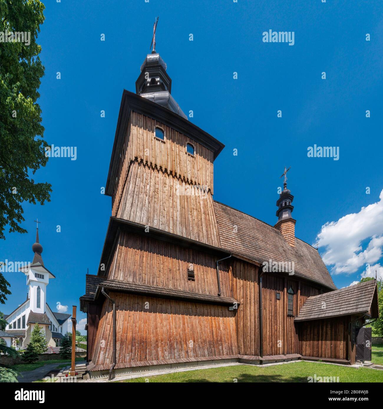 Natività, 16th secolo, nuova chiesa in lontananza al Santuario della Trasfigurazione, villaggio di Kruzlowa Wyzna, Carpazi occidentali, Malopolska, Polonia Foto Stock