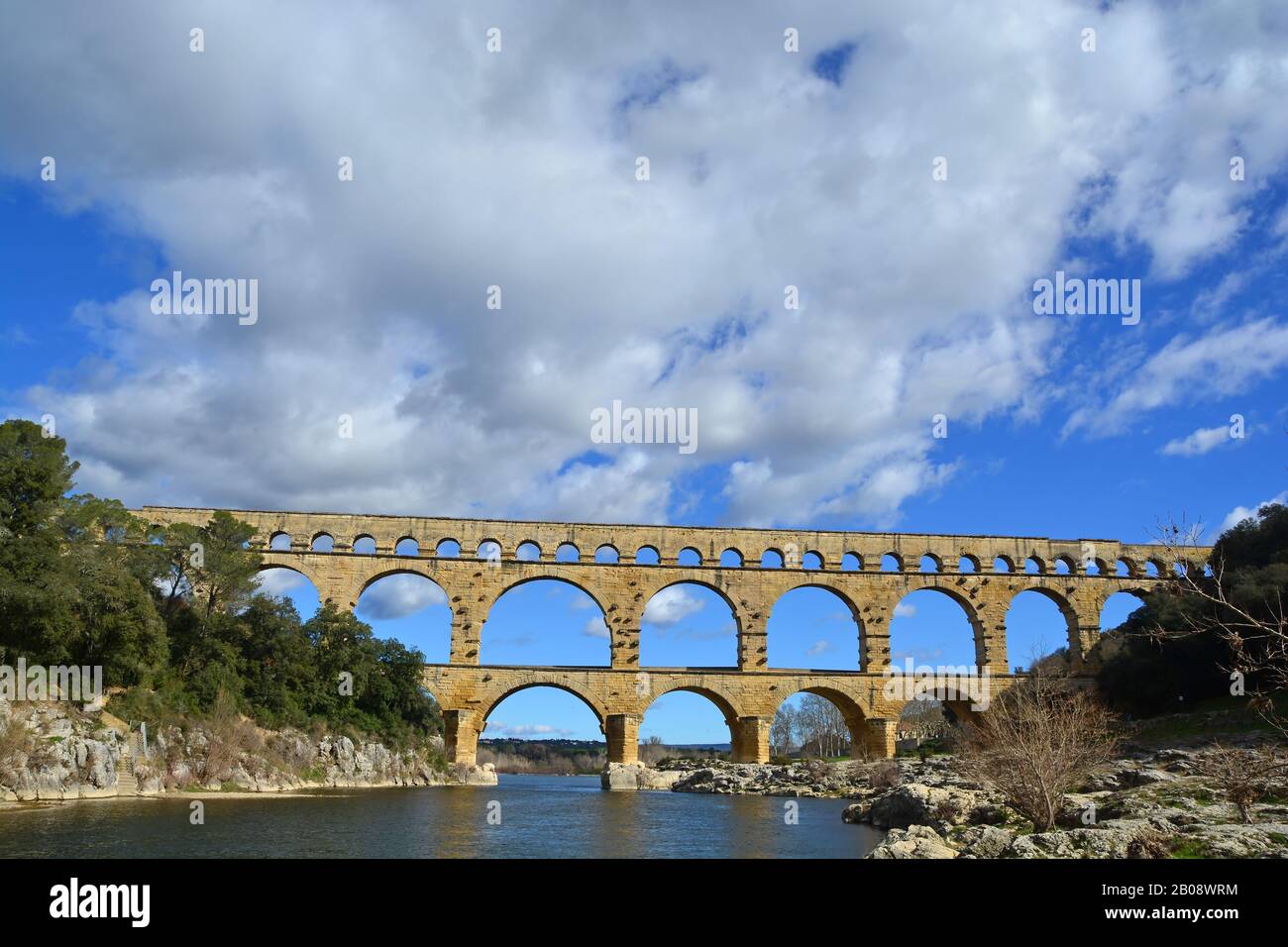 L'antico acquedotto romano Pont du Gard e il viadotto ponte sul fiume Gardon, il più alto di tutti gli antichi ponti romani, vicino a Nimes nel sud Foto Stock
