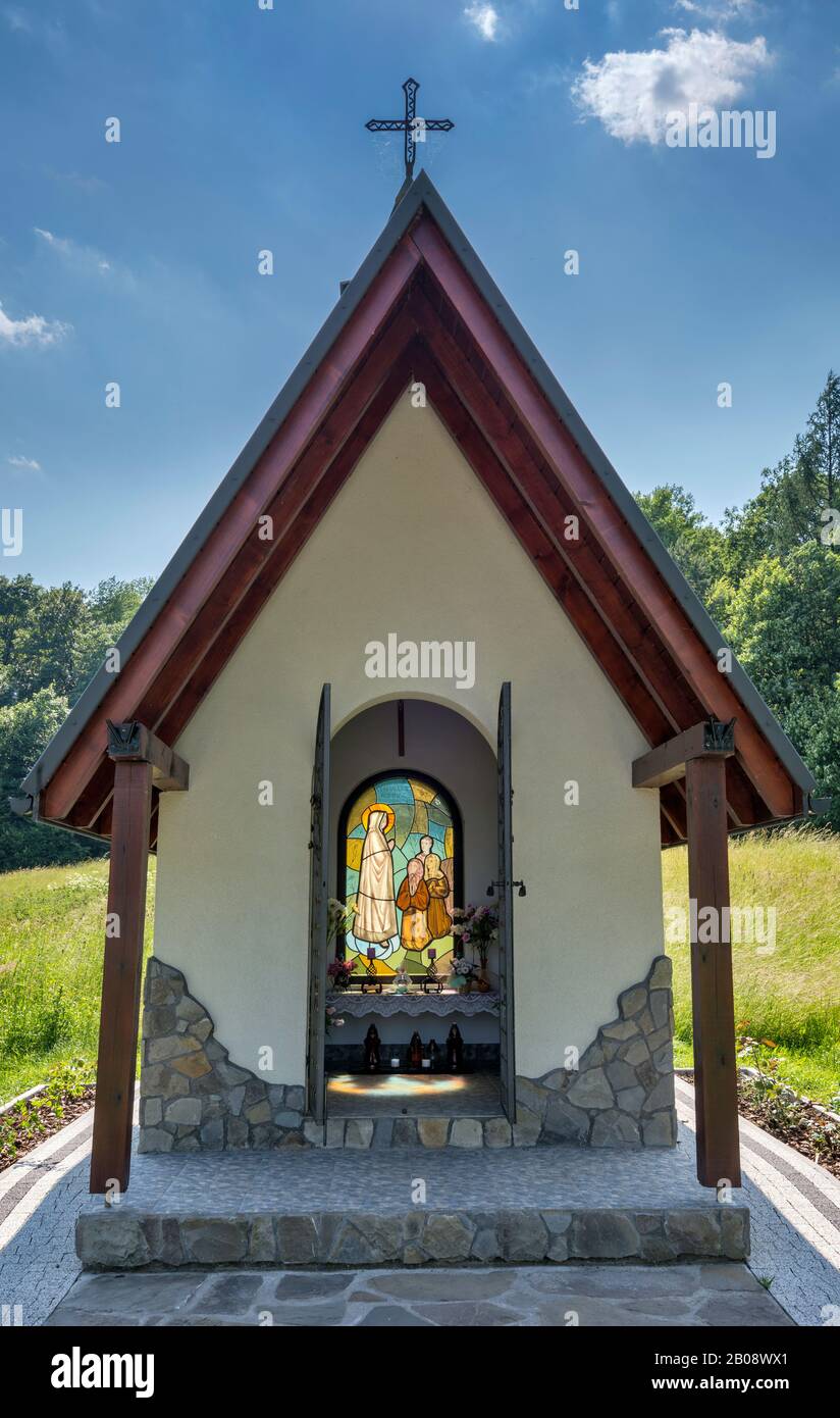 Cappella stradale vicino al villaggio di Binczarowa, Carpazi occidentali, Malopolska, Polonia Foto Stock