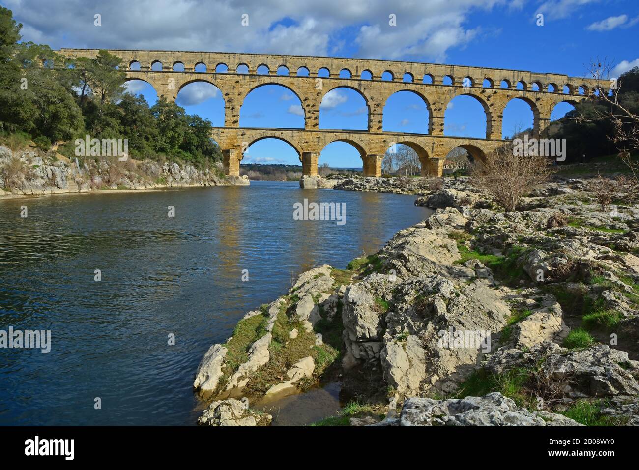 L'antico acquedotto romano Pont du Gard e il viadotto ponte sul fiume Gardon, il più alto di tutti gli antichi ponti romani, vicino a Nimes nel sud Foto Stock