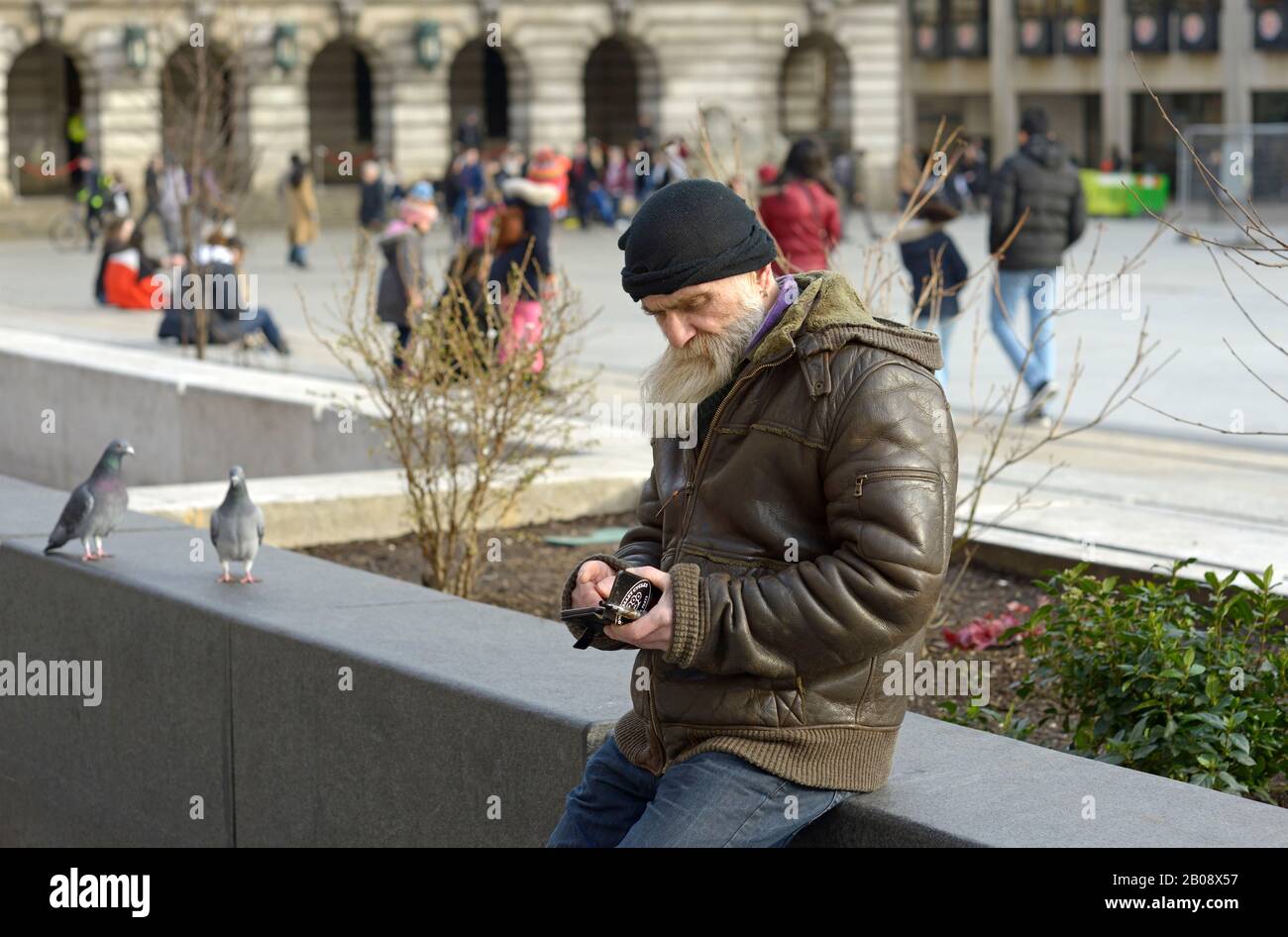 Vecchio ragazzo in giacca in pelle controllare il suo telefono Foto Stock