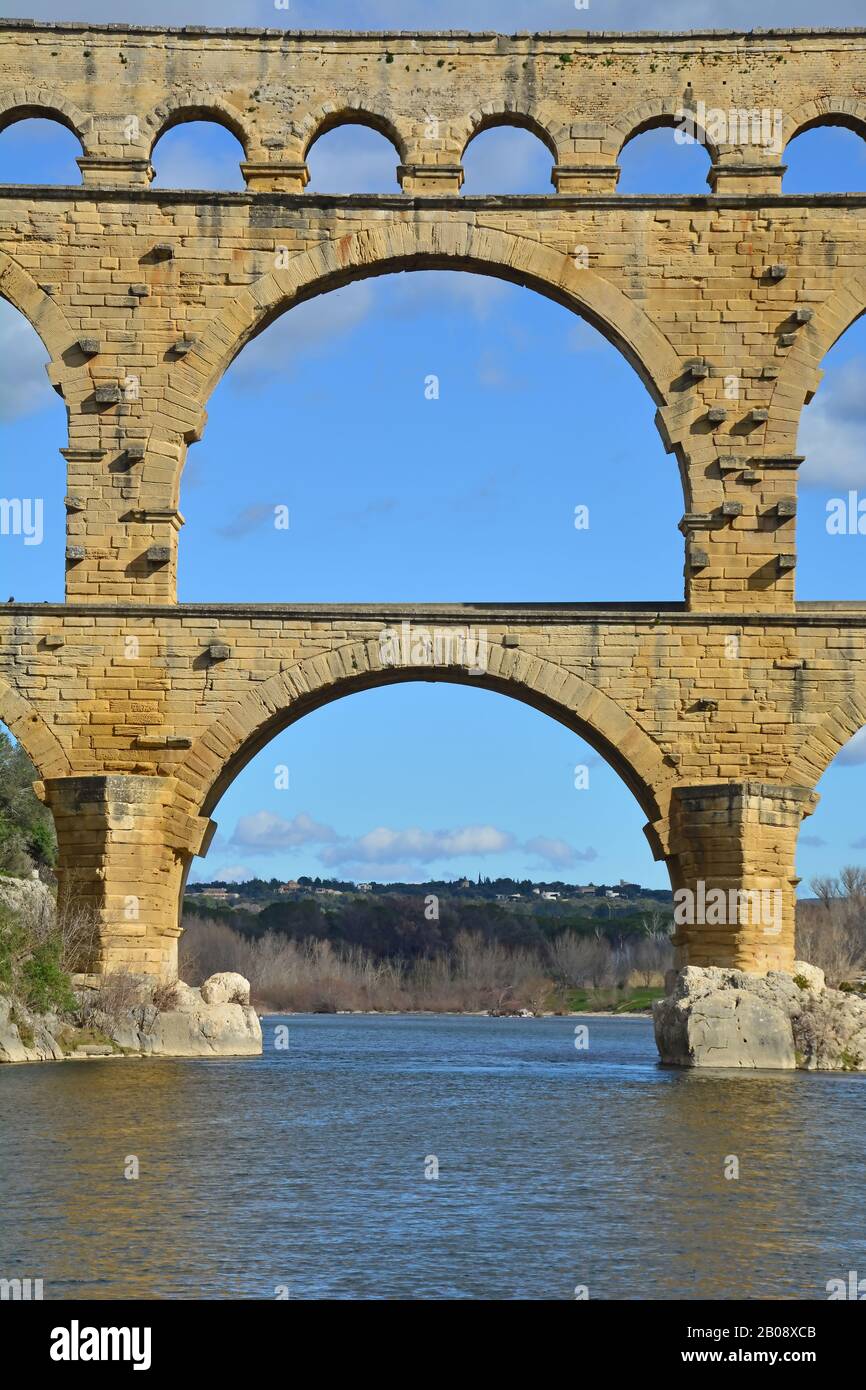 Sezione centrale dell'antico acquedotto romano Pont du Gard e ponte viadotto sul fiume Gardon, il più alto di tutti gli antichi ponti romani, vicino a. Foto Stock