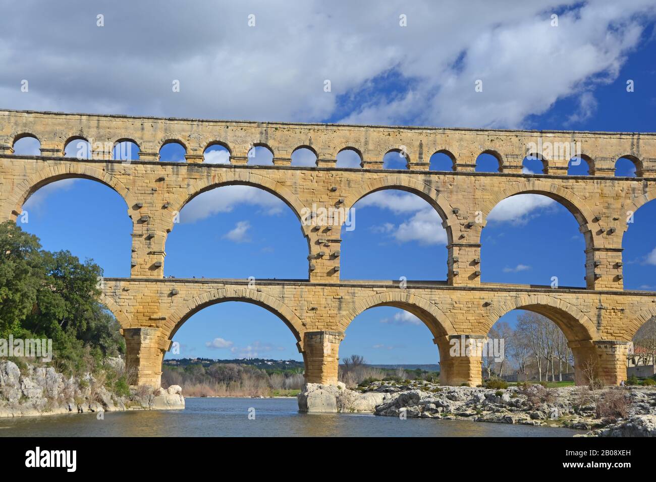 L'antico acquedotto romano Pont du Gard e il viadotto ponte sul fiume Gardon, il più alto di tutti gli antichi ponti romani, vicino a Nimes nel sud Foto Stock