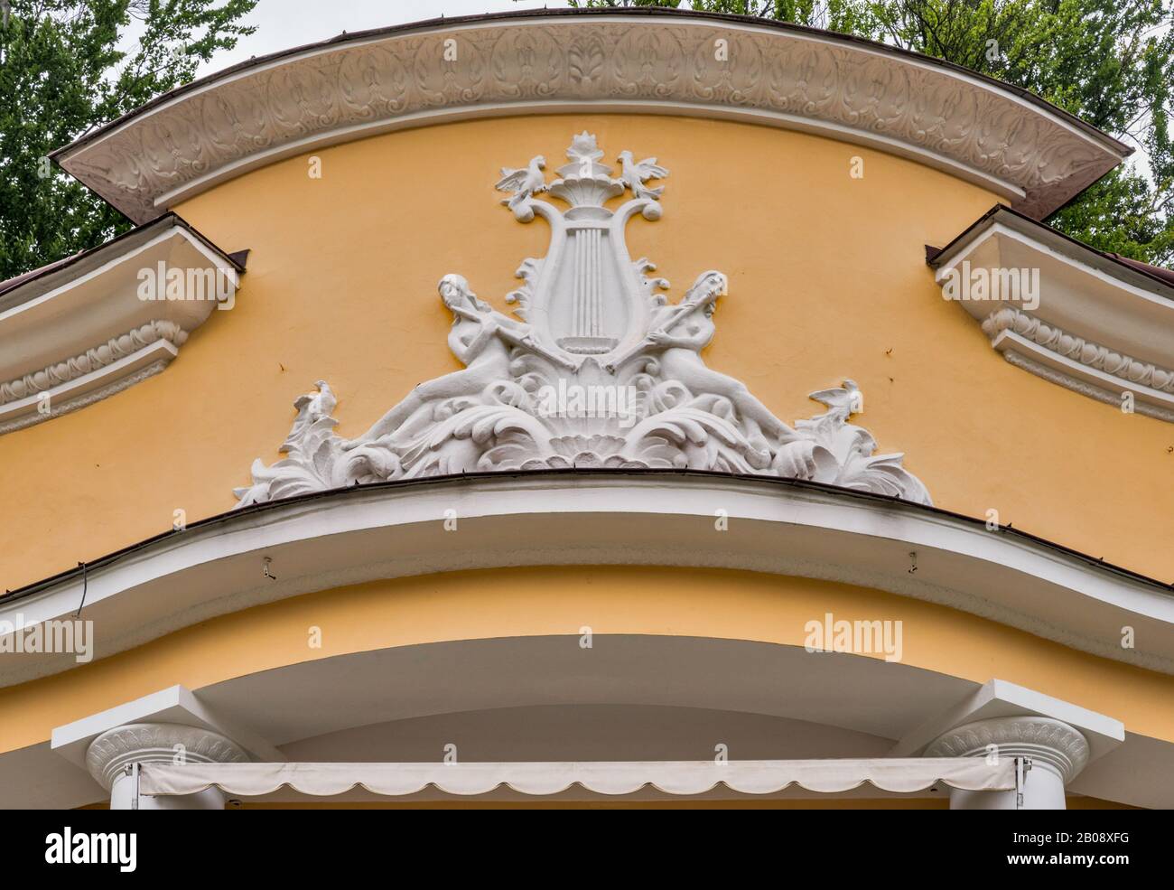 Bassorilievo a bandshell, anfiteatro all'aperto nella stazione termale Krynica Zdroj, regione Beskid Sadecki, Carpazi occidentali, Malopolska, Polonia Foto Stock