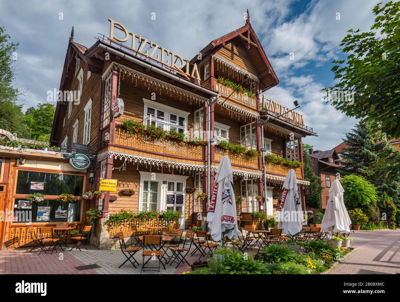 Storica villa in legno ispirata allo stile chalet svizzero nella località termale Krynica Zdroj, nella regione di Beskid Sadecki, nei Carpazi occidentali, in Malopolska, in Polonia Foto Stock