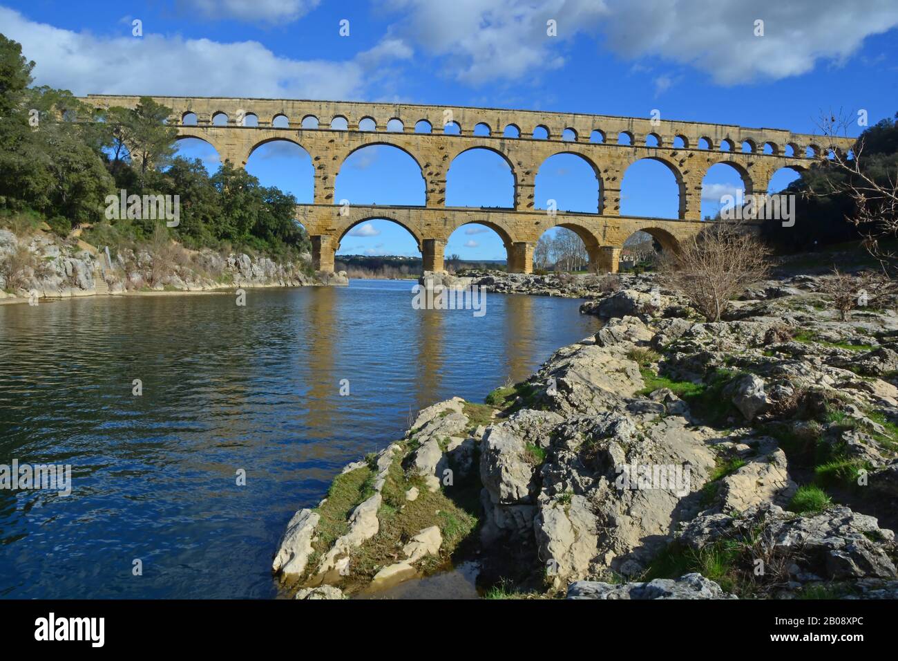 L'antico acquedotto romano Pont du Gard e il viadotto ponte sul fiume Gardon, il più alto di tutti gli antichi ponti romani, vicino a Nimes nel sud Foto Stock