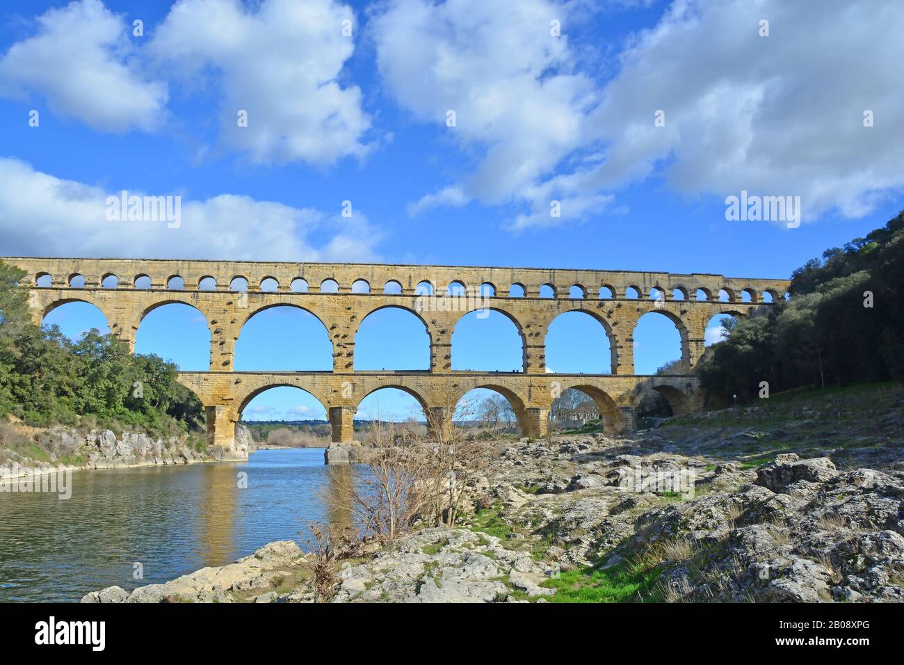 L'antico acquedotto romano Pont du Gard e il viadotto ponte sul fiume Gardon, il più alto di tutti gli antichi ponti romani, vicino a Nimes nel sud Foto Stock