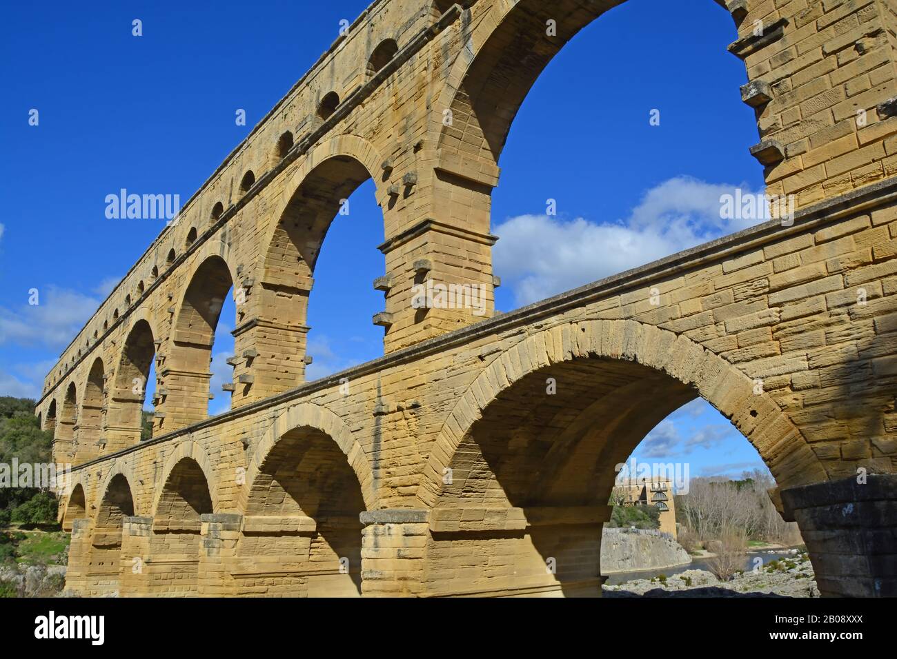 L'antico acquedotto romano Pont du Gard e il viadotto ponte sul fiume Gardon, il più alto di tutti gli antichi ponti romani, vicino a Nimes nel sud Foto Stock