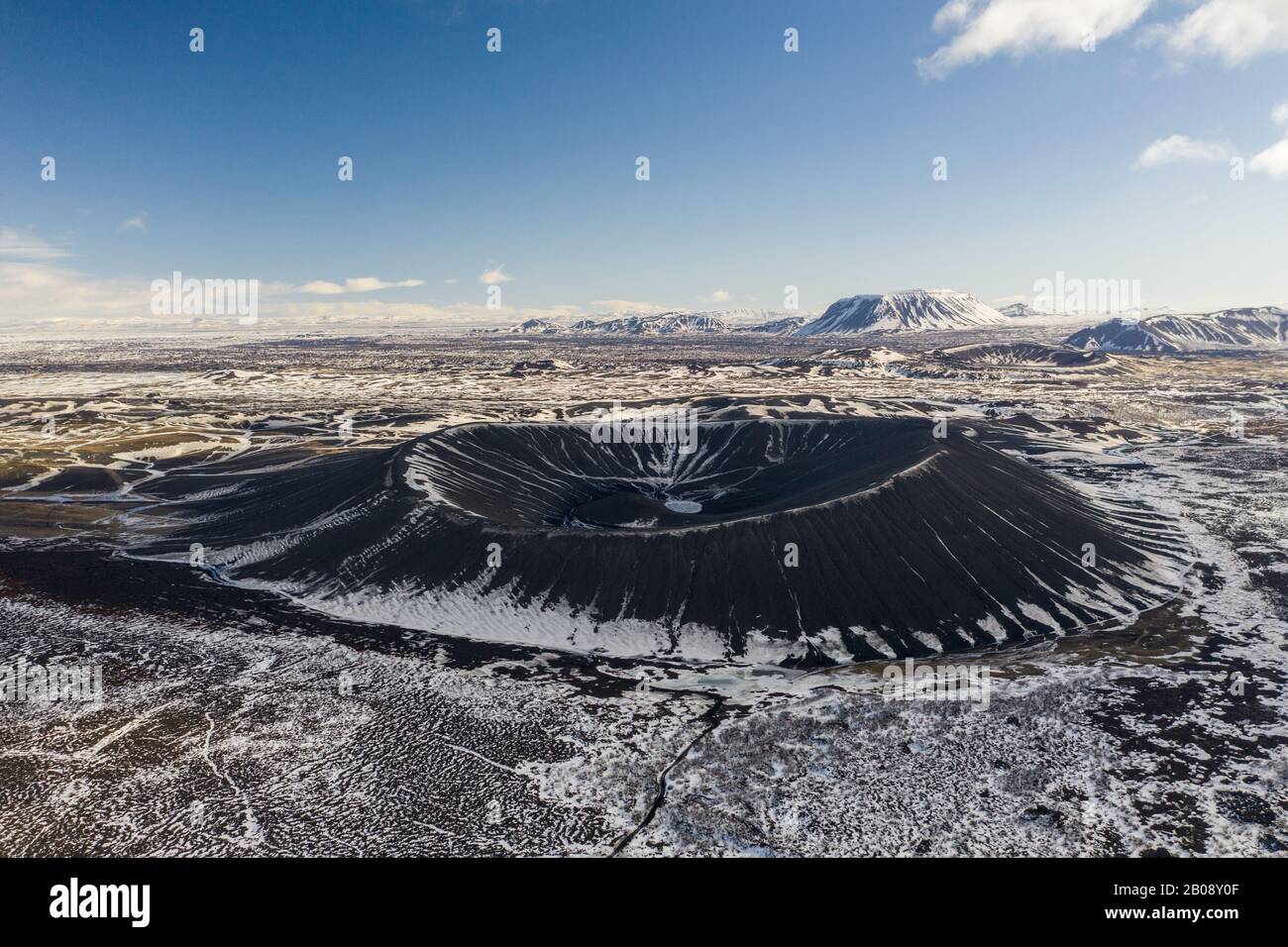 Vista aerea del cratere del vulcano Hverfjall. Islanda a inizio primavera. Foto Stock