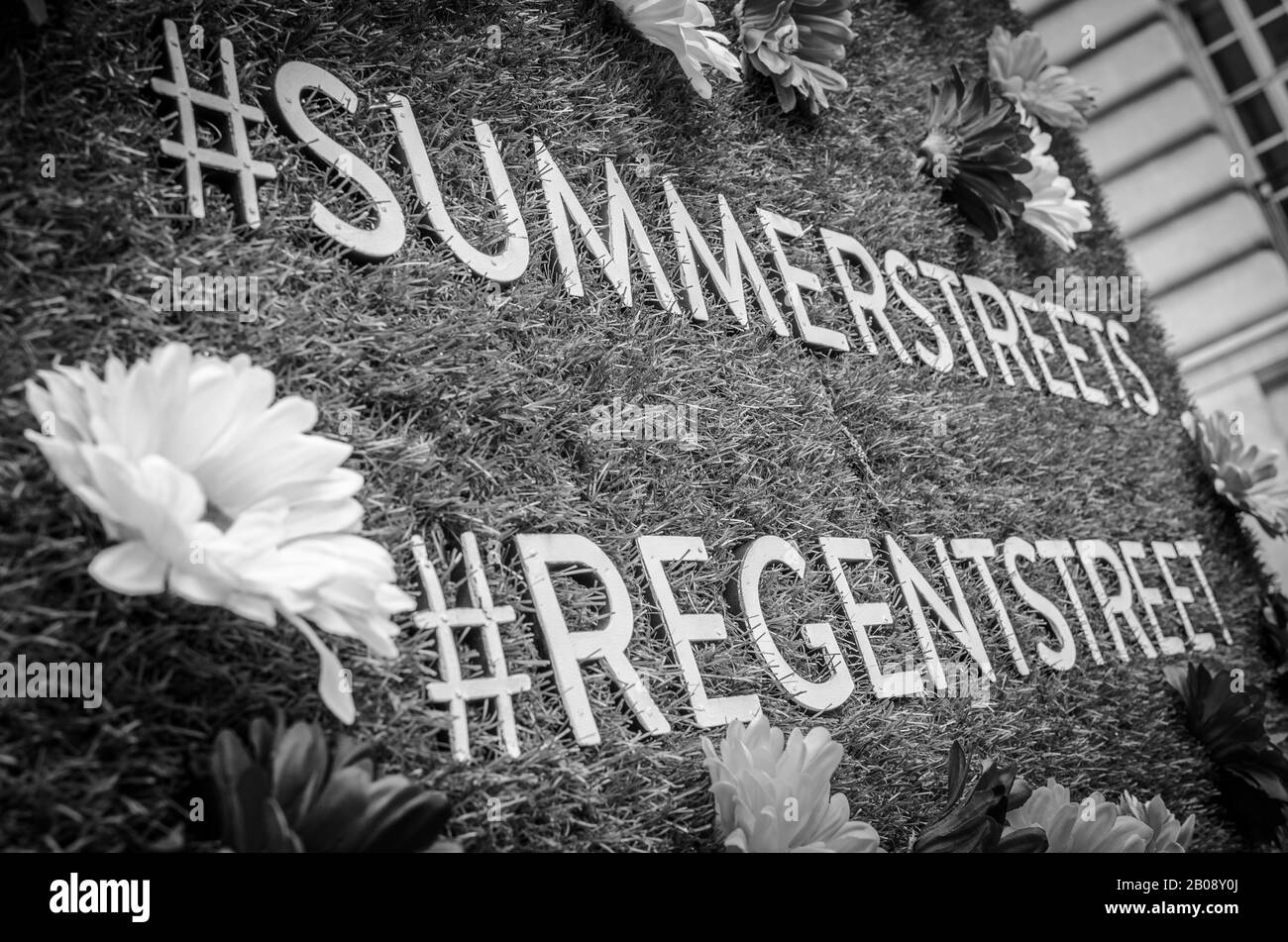 Segnaletica floreale per il festival Summer Streets a Regent Street, Londra, Inghilterra Foto Stock