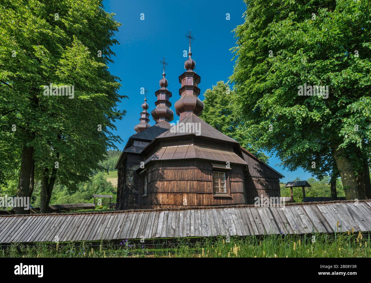 San Luca Evangelista Chiesa, 19th secolo, legno, greco-cattolico, nel villaggio di Jastrzebik, catena montuosa Beskid Sadecki, Malopolska, Polonia Foto Stock