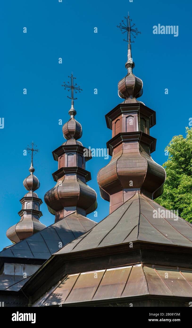 Cupole a forma di cipolla a San Luca Chiesa Evangelista, 19th secolo, legno, greco-cattolico, villaggio di Jastrzebik, Beskid Sadecki, Malopolska, Polonia Foto Stock