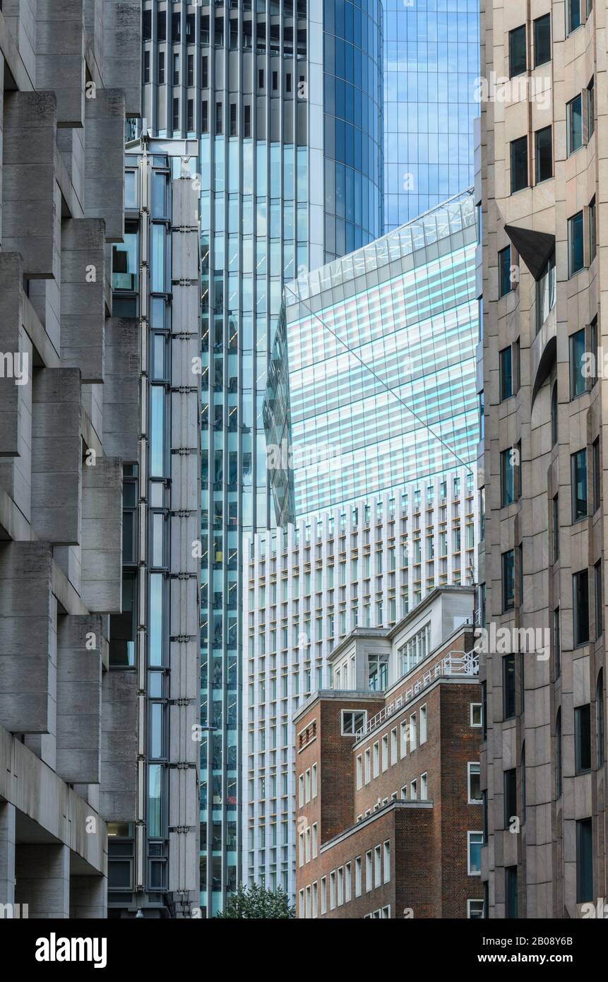 Diversi design di edifici con stili arcitici contrastanti su Minching Lane guardando verso Fenchurch Street nella città di Londra, Inghilterra Foto Stock